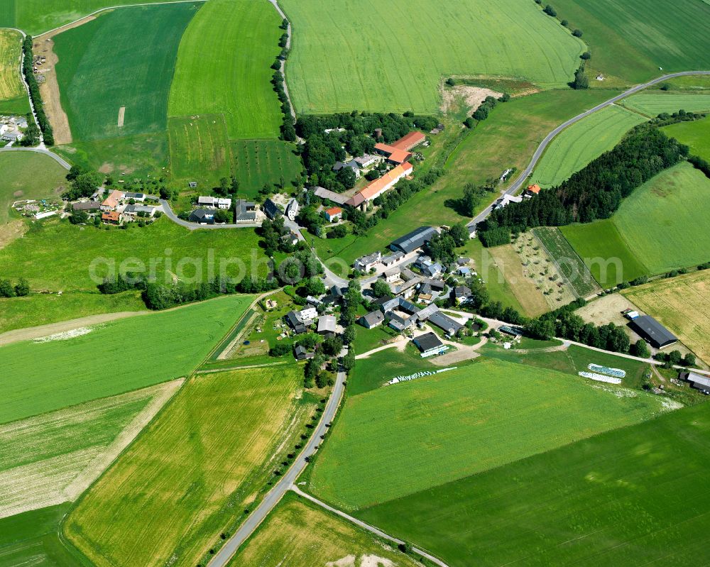 Aerial photograph Tiefendorf - Agricultural land and field boundaries surround the settlement area of the village in Tiefendorf in the state Bavaria, Germany