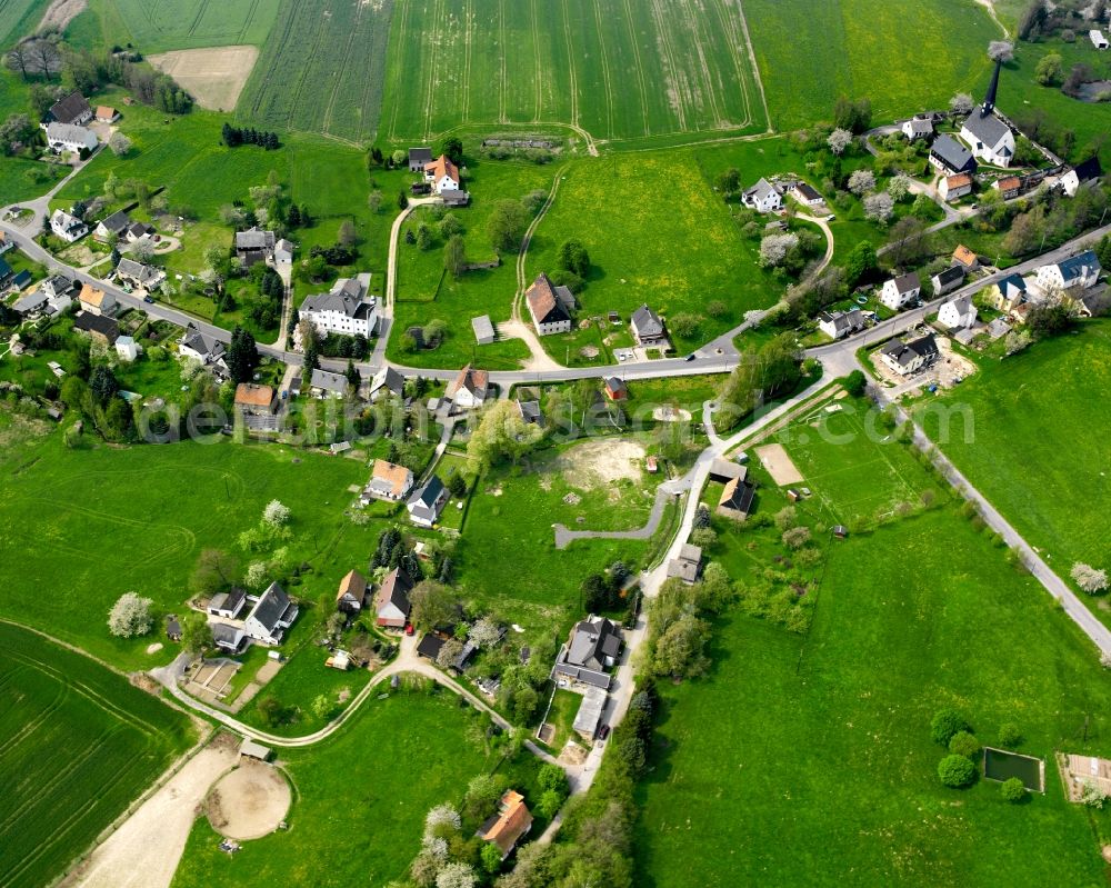 Aerial photograph Topfseifersdorf - Agricultural land and field boundaries surround the settlement area of the village in Topfseifersdorf in the state Saxony, Germany