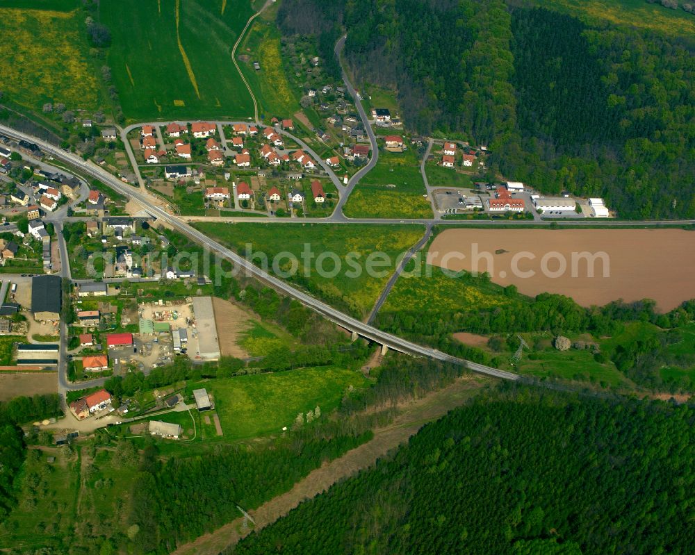 Aerial photograph Töppeln - Agricultural land and field boundaries surround the settlement area of the village in Töppeln in the state Thuringia, Germany