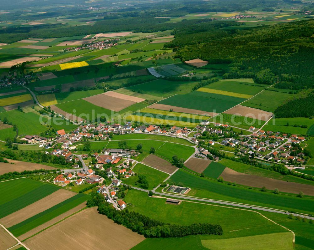 Aerial photograph Unlingen - Agricultural land and field boundaries surround the settlement area of the village in Unlingen in the state Baden-Wuerttemberg, Germany