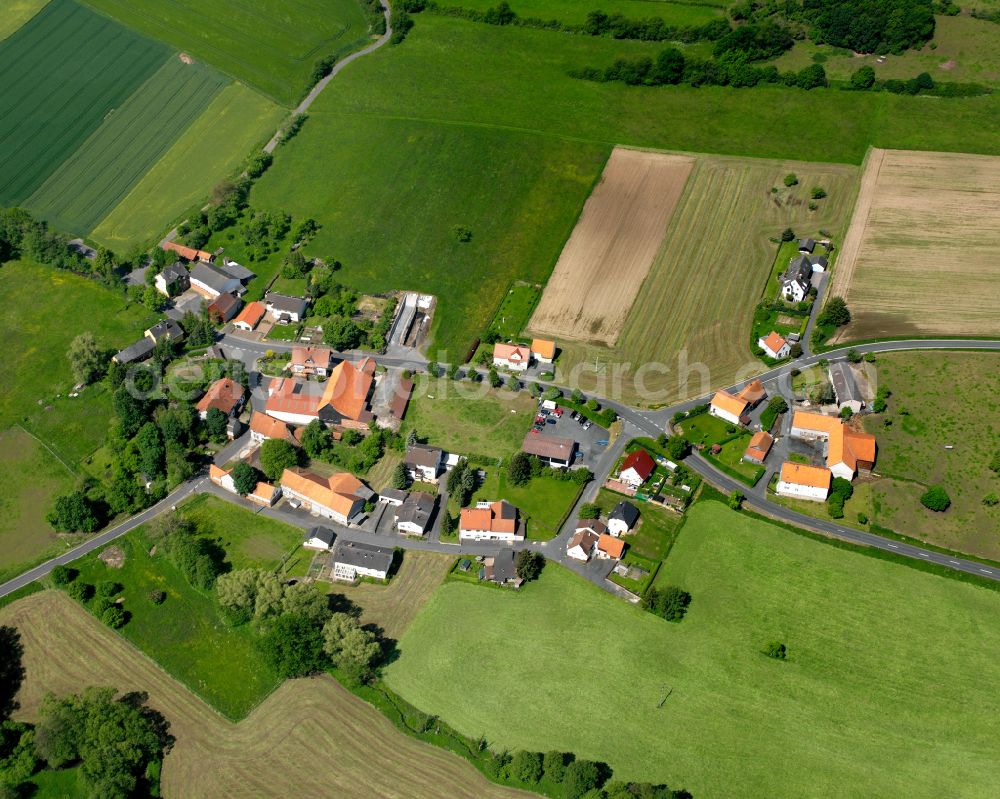 Aerial photograph Unter-Sorg - Agricultural land and field boundaries surround the settlement area of the village in Unter-Sorg in the state Hesse, Germany