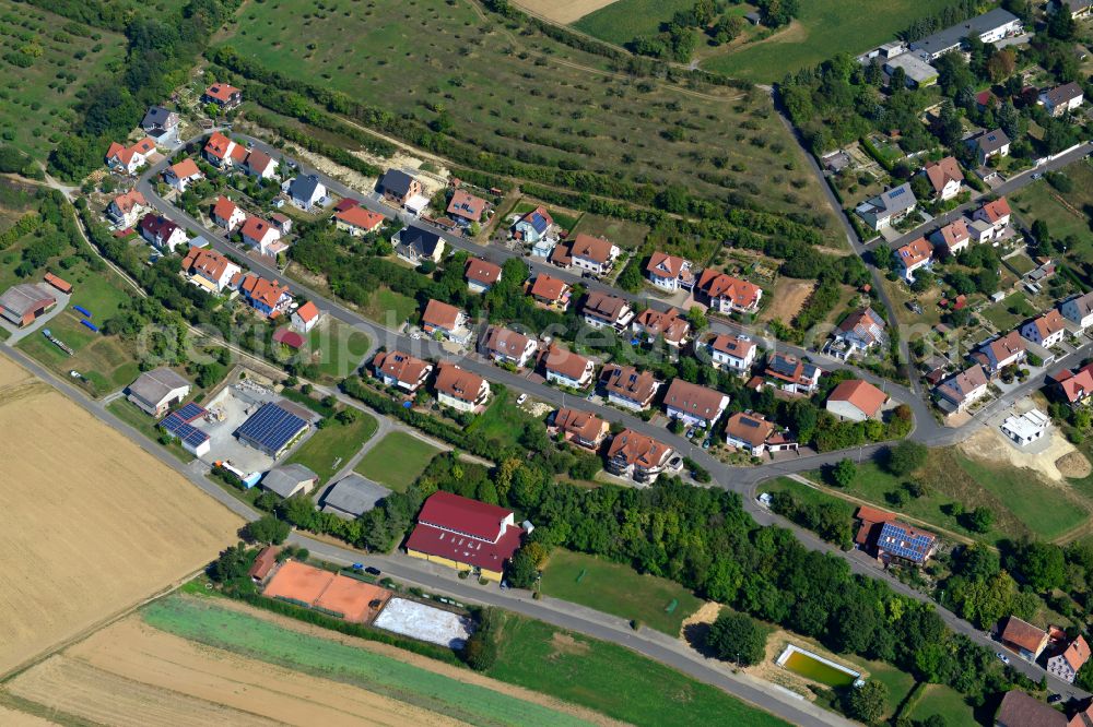 Aerial photograph Unteraltertheim - Agricultural land and field boundaries surround the settlement area of the village in Unteraltertheim in the state Bavaria, Germany