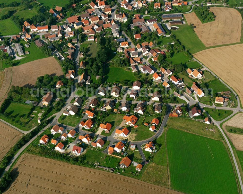 Aerial photograph Unterampfrach - Agricultural land and field boundaries surround the settlement area of the village in Unterampfrach in the state Bavaria, Germany