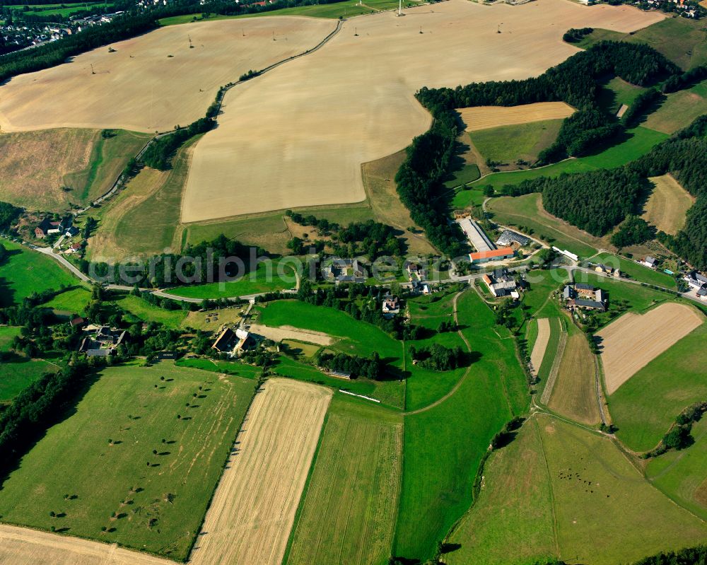 Aerial photograph Untergeißendorf - Agricultural land and field boundaries surround the settlement area of the village in Untergeißendorf in the state Thuringia, Germany