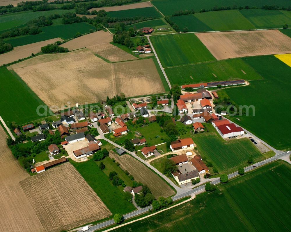 Aerial photograph Untergrafendorf - Agricultural land and field boundaries surround the settlement area of the village in Untergrafendorf in the state Bavaria, Germany