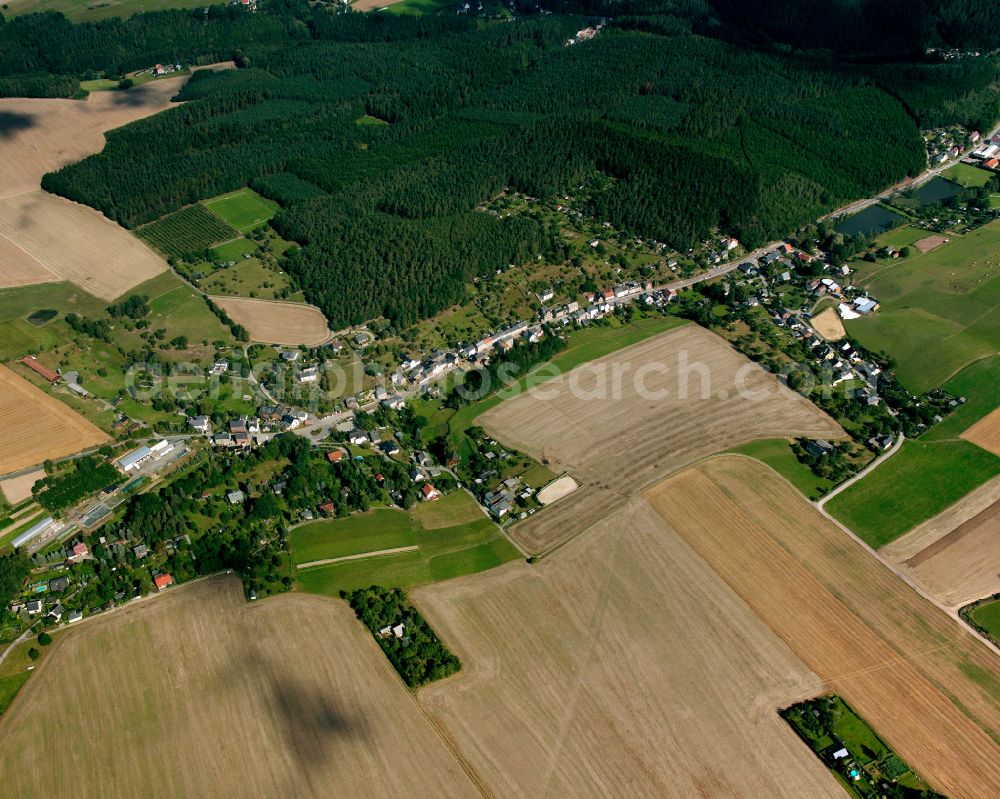 Aerial image Untergrochlitz - Agricultural land and field boundaries surround the settlement area of the village in Untergrochlitz in the state Thuringia, Germany