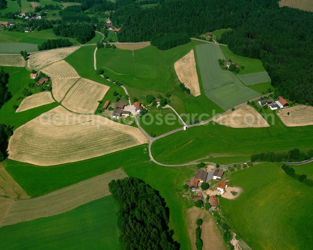 Aerial photograph Unterholzen - Agricultural land and field boundaries surround the settlement area of the village in Unterholzen in the state Bavaria, Germany