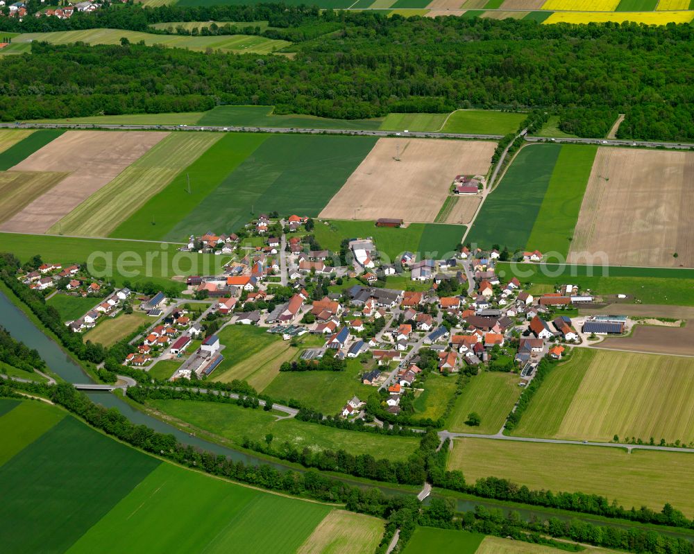 Aerial photograph Unteropfingen - Agricultural land and field boundaries surround the settlement area of the village in Unteropfingen in the state Baden-Wuerttemberg, Germany