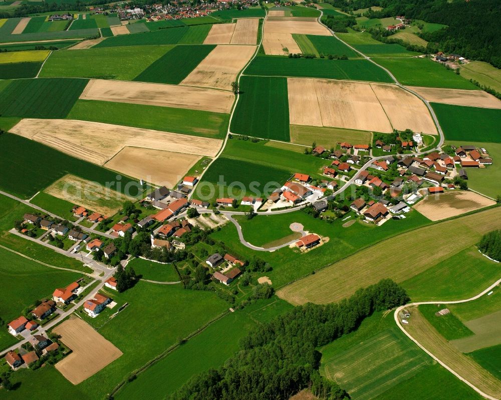 Unterradlsbach from the bird's eye view: Agricultural land and field boundaries surround the settlement area of the village in Unterradlsbach in the state Bavaria, Germany