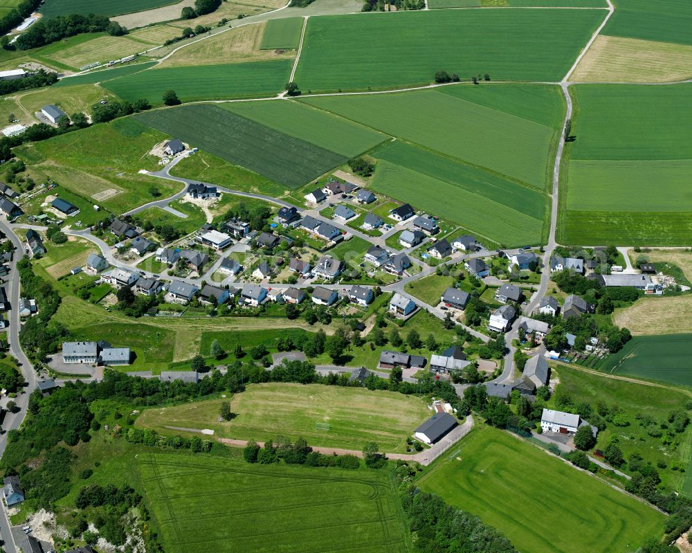 Aerial photograph Unzenberg - Agricultural land and field boundaries surround the settlement area of the village in Unzenberg in the state Rhineland-Palatinate, Germany