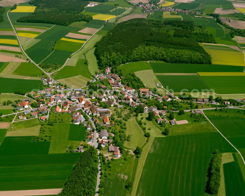 Aerial photograph Uttenweiler - Agricultural land and field boundaries surround the settlement area of the village in Uttenweiler in the state Baden-Wuerttemberg, Germany