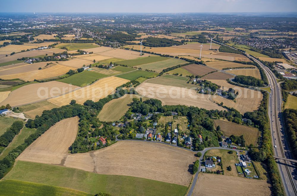 Vöckenberg from the bird's eye view: Agricultural land and field boundaries surround the settlement area of the village in Voeckenberg at Ruhrgebiet in the state North Rhine-Westphalia, Germany