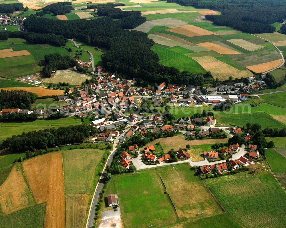 Aerial photograph Veitsaurach - Agricultural land and field boundaries surround the settlement area of the village in Veitsaurach in the state Bavaria, Germany