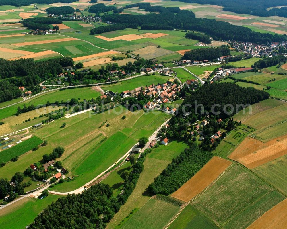 Veitsaurach from the bird's eye view: Agricultural land and field boundaries surround the settlement area of the village in Veitsaurach in the state Bavaria, Germany