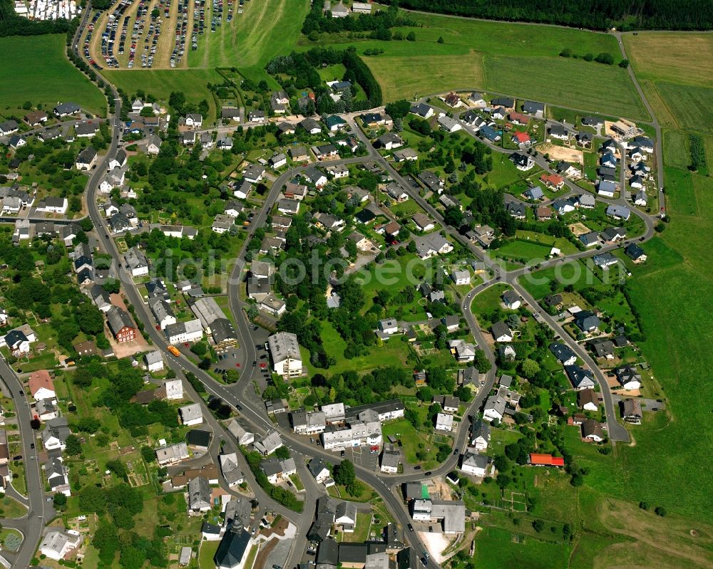 Veitsrodt from the bird's eye view: Agricultural land and field boundaries surround the settlement area of the village in Veitsrodt in the state Rhineland-Palatinate, Germany