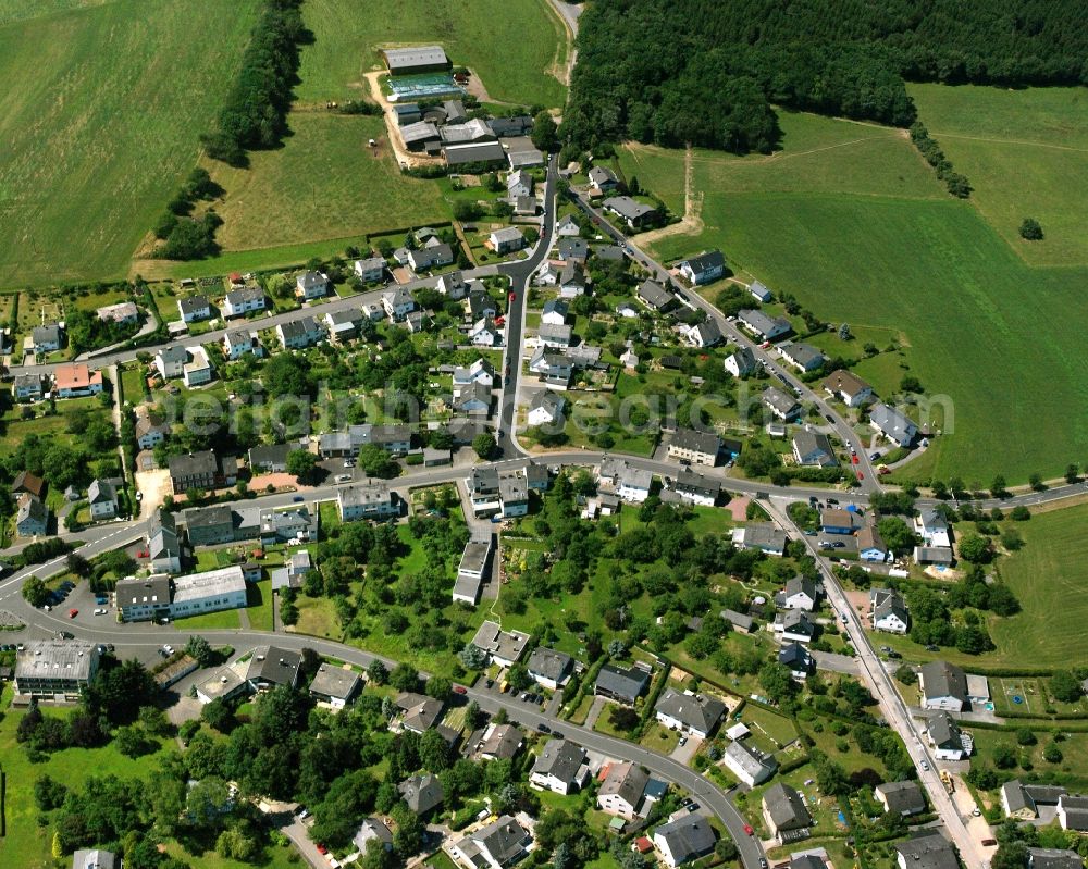 Aerial image Veitsrodt - Agricultural land and field boundaries surround the settlement area of the village in Veitsrodt in the state Rhineland-Palatinate, Germany