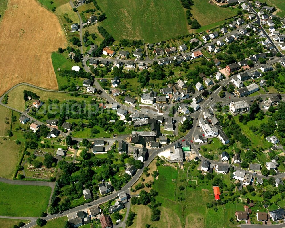 Aerial photograph Veitsrodt - Agricultural land and field boundaries surround the settlement area of the village in Veitsrodt in the state Rhineland-Palatinate, Germany