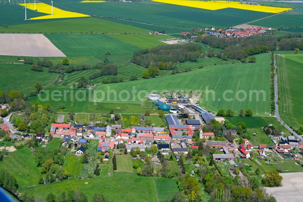 Vinzelberg from above - Agricultural land and field boundaries surround the settlement area of the village in Vinzelberg in the state Saxony-Anhalt, Germany