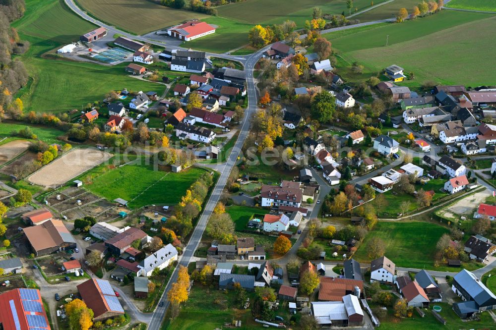 Aerial photograph Vordorf - Agricultural land and field boundaries surround the settlement area of the village in Vordorf in the state Bavaria, Germany