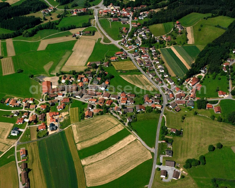 Aerial image Au vorm Wald - Agricultural land and field boundaries surround the settlement area of the village in Au vorm Wald in the state Bavaria, Germany