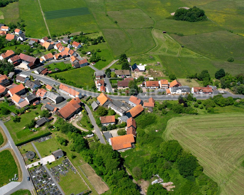 Aerial photograph Wahlen - Agricultural land and field boundaries surround the settlement area of the village in Wahlen in the state Hesse, Germany