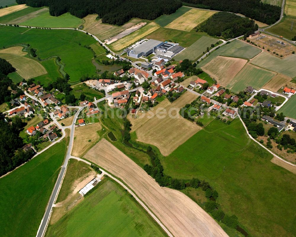 Aerial photograph Waizendorf - Agricultural land and field boundaries surround the settlement area of the village in Waizendorf in the state Bavaria, Germany