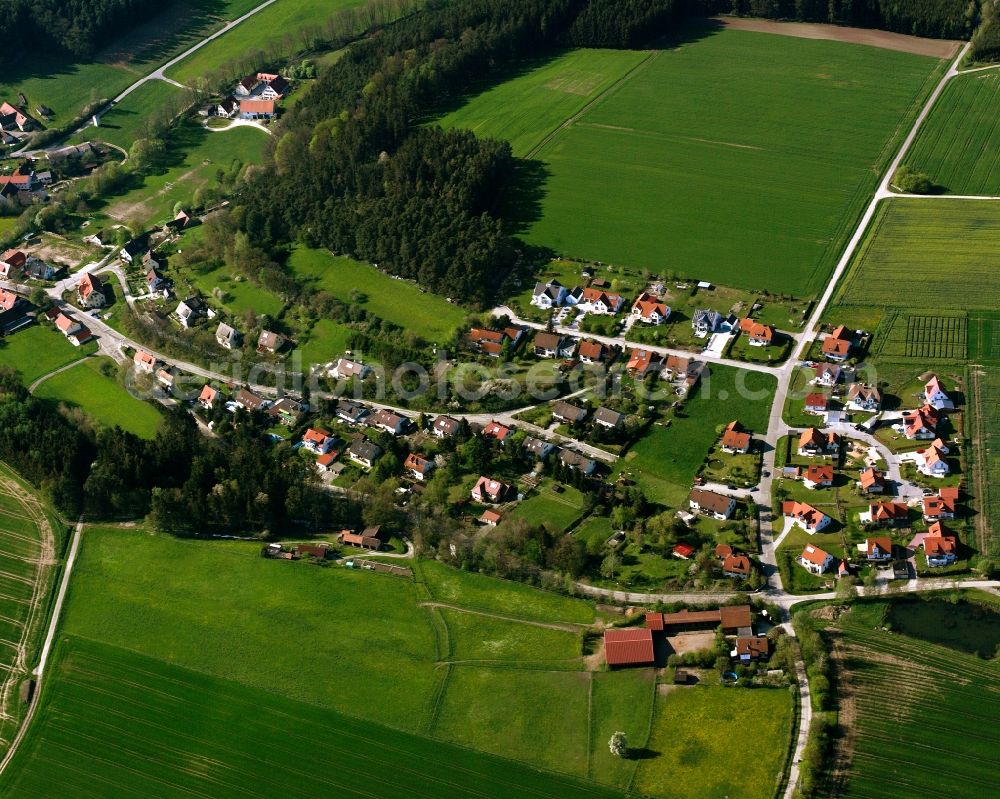 Wallersdorf from the bird's eye view: Agricultural land and field boundaries surround the settlement area of the village in Wallersdorf in the state Bavaria, Germany