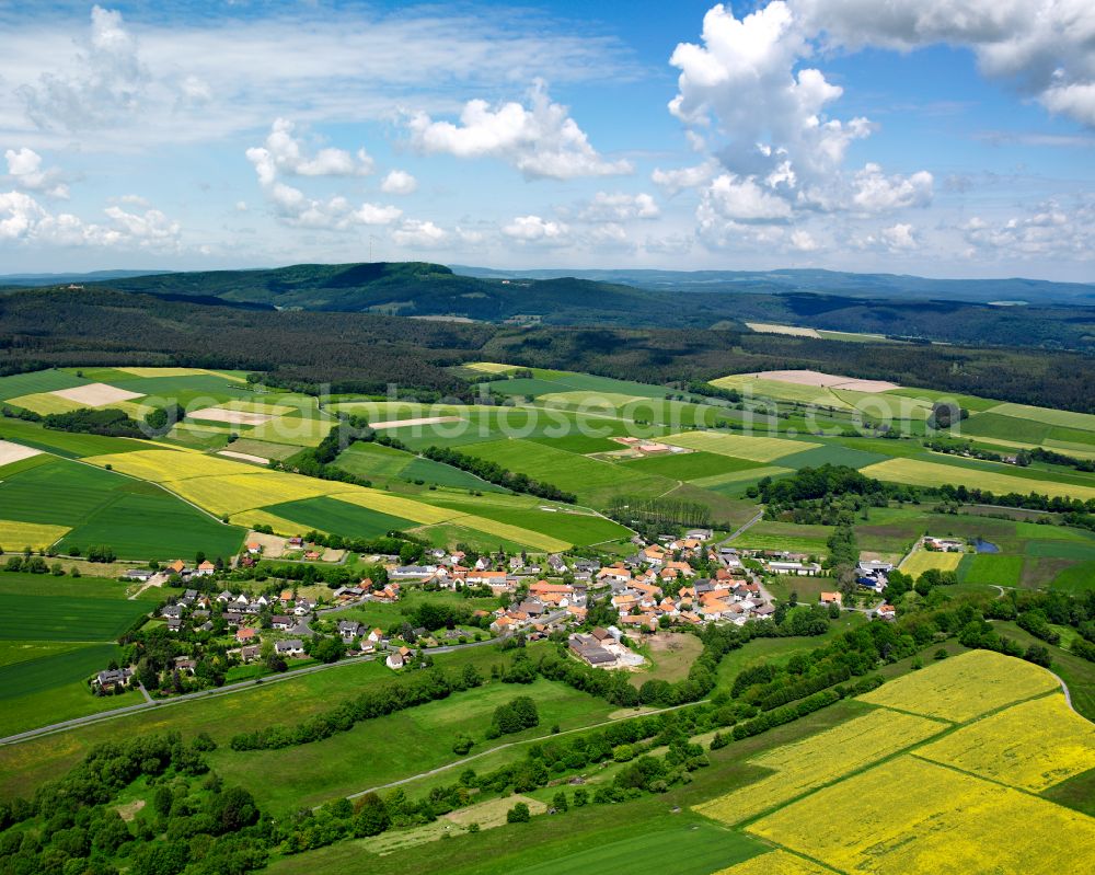 Aerial photograph Wallersdorf - Agricultural land and field boundaries surround the settlement area of the village in Wallersdorf in the state Hesse, Germany