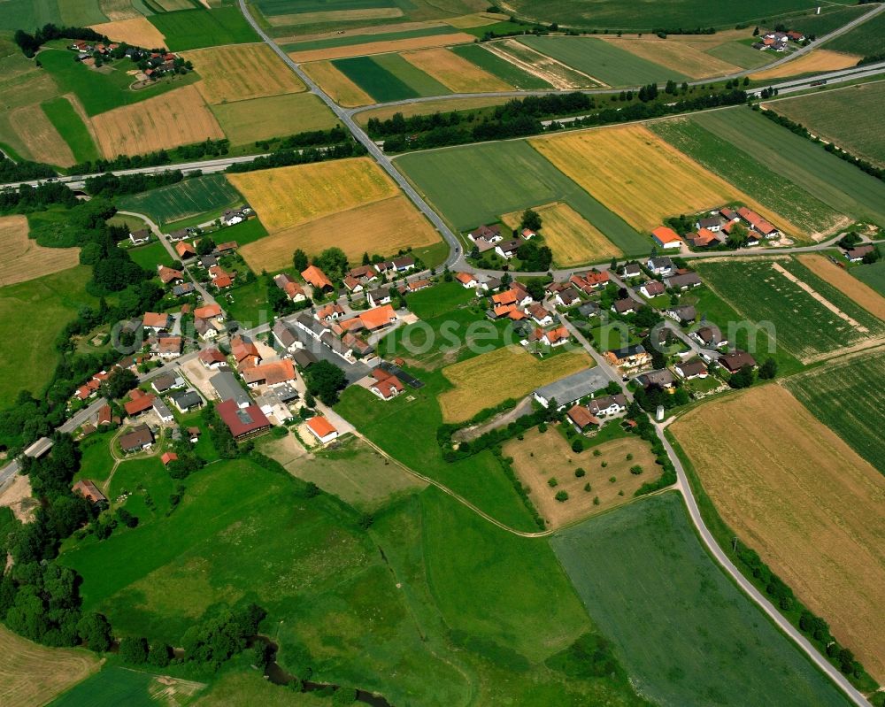 Aerial photograph Waltersdorf - Agricultural land and field boundaries surround the settlement area of the village in Waltersdorf in the state Bavaria, Germany