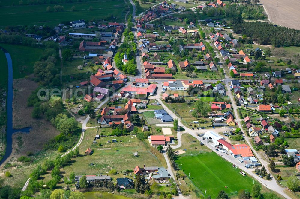 Warnau from the bird's eye view: Agricultural land and field boundaries surround the settlement area of the village in Warnau in the state Saxony-Anhalt, Germany