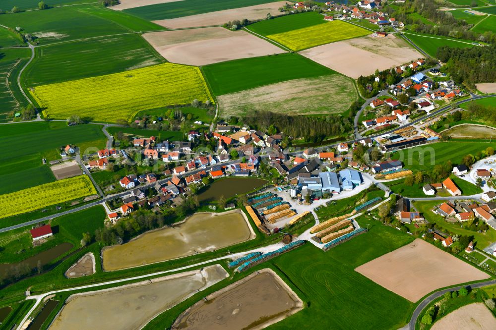 Aerial photograph Wasserberndorf - Agricultural land and field boundaries surround the settlement area of the village in Wasserberndorf in the state Bavaria, Germany