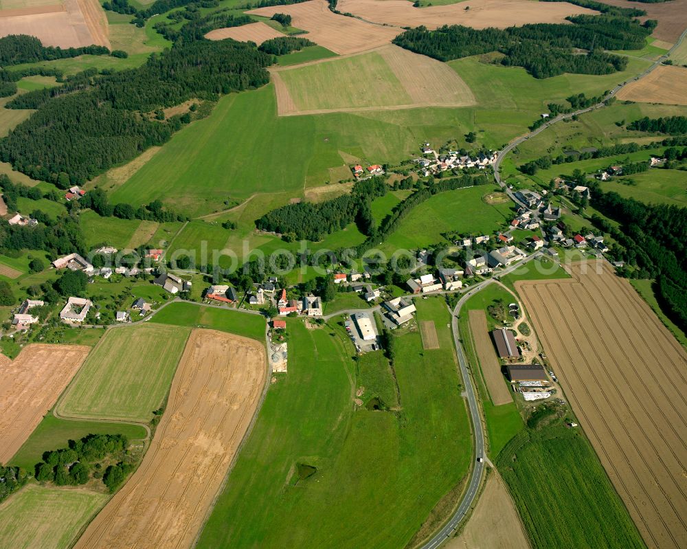 Aerial photograph Weckersdorf - Agricultural land and field boundaries surround the settlement area of the village in Weckersdorf in the state Thuringia, Germany