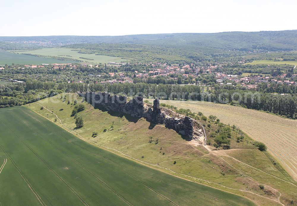 Weddersleben from the bird's eye view: Agricultural land and field boundaries surround the settlement area of the village in Weddersleben in the state Saxony-Anhalt, Germany