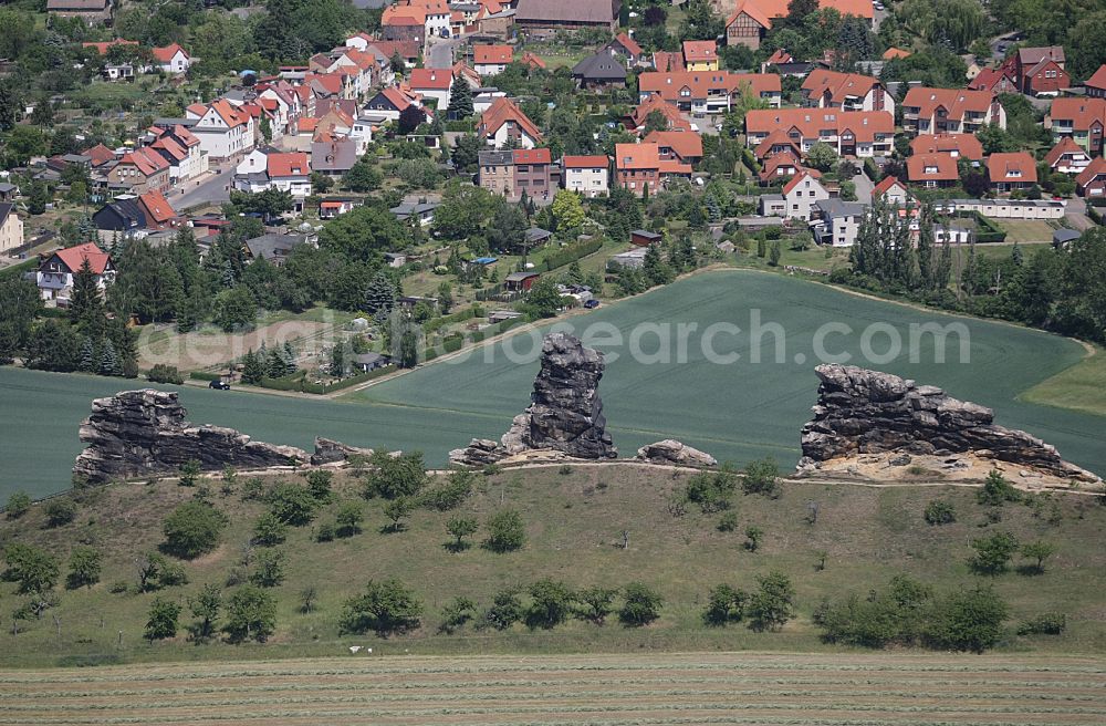 Aerial photograph Weddersleben - Agricultural land and field boundaries surround the settlement area of the village in Weddersleben in the state Saxony-Anhalt, Germany