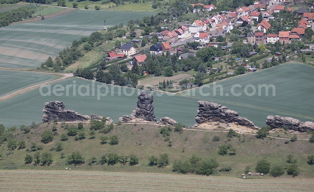 Weddersleben from the bird's eye view: Agricultural land and field boundaries surround the settlement area of the village in Weddersleben in the state Saxony-Anhalt, Germany