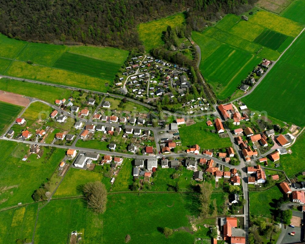 Aerial photograph Wehrda - Agricultural land and field boundaries surround the settlement area of the village in Wehrda in the state Hesse, Germany