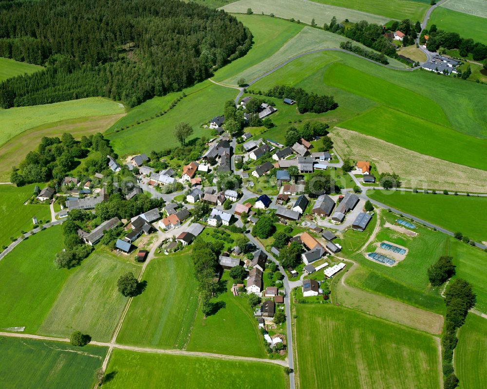 Aerial image Weickenreuth - Agricultural land and field boundaries surround the settlement area of the village in Weickenreuth in the state Bavaria, Germany