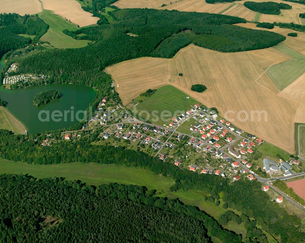 Weida from the bird's eye view: Agricultural land and field boundaries surround the settlement area of the village in Weida in the state Thuringia, Germany