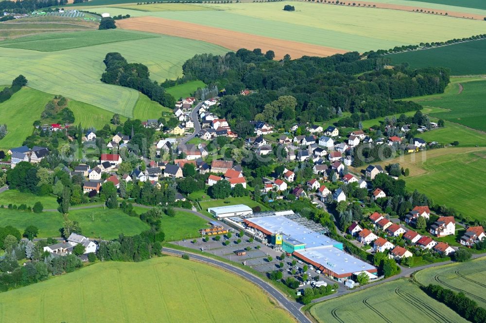 Weidensdorf from the bird's eye view: Agricultural land and field boundaries surround the settlement area of the village in Weidensdorf in the state Saxony, Germany