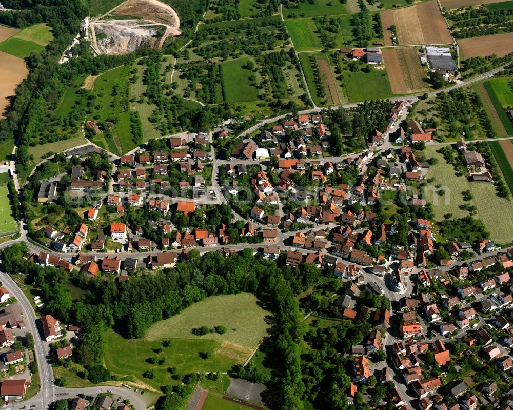 Aerial photograph Weiler zum Stein - Agricultural land and field boundaries surround the settlement area of the village in Weiler zum Stein in the state Baden-Wuerttemberg, Germany