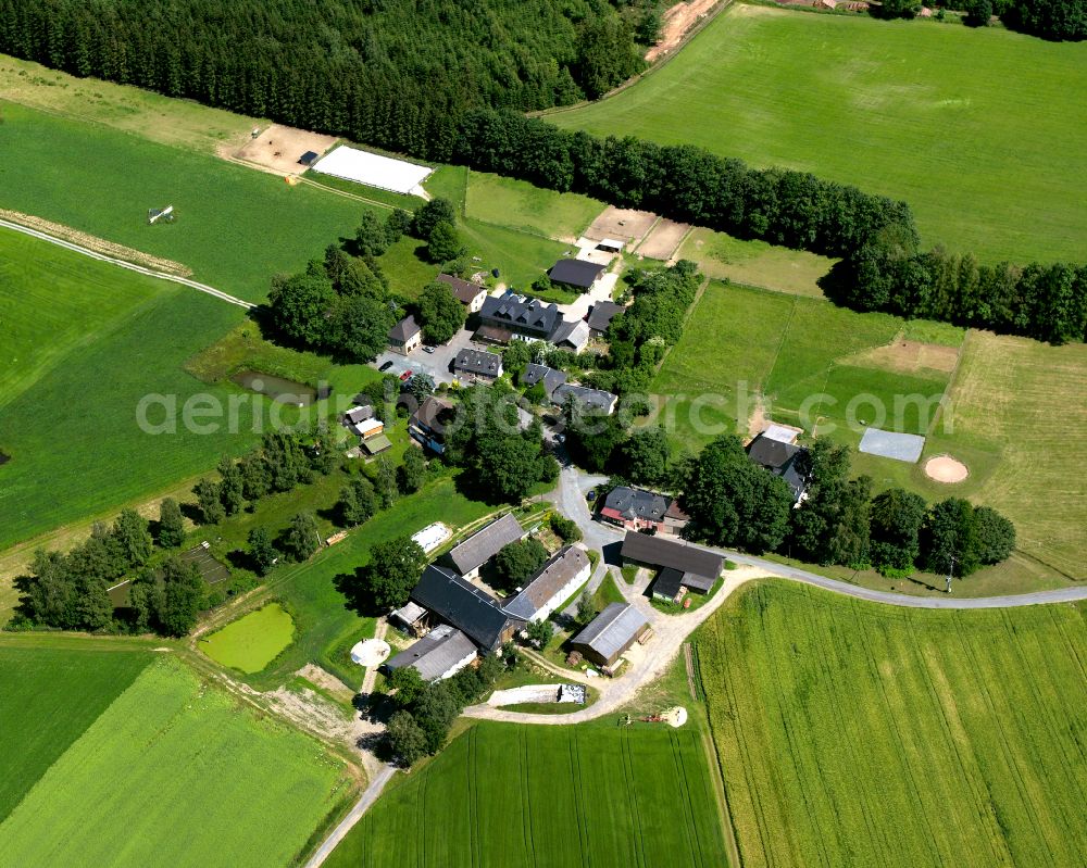 Aerial photograph Weißdorf - Agricultural land and field boundaries surround the settlement area of the village in Weißdorf in the state Bavaria, Germany