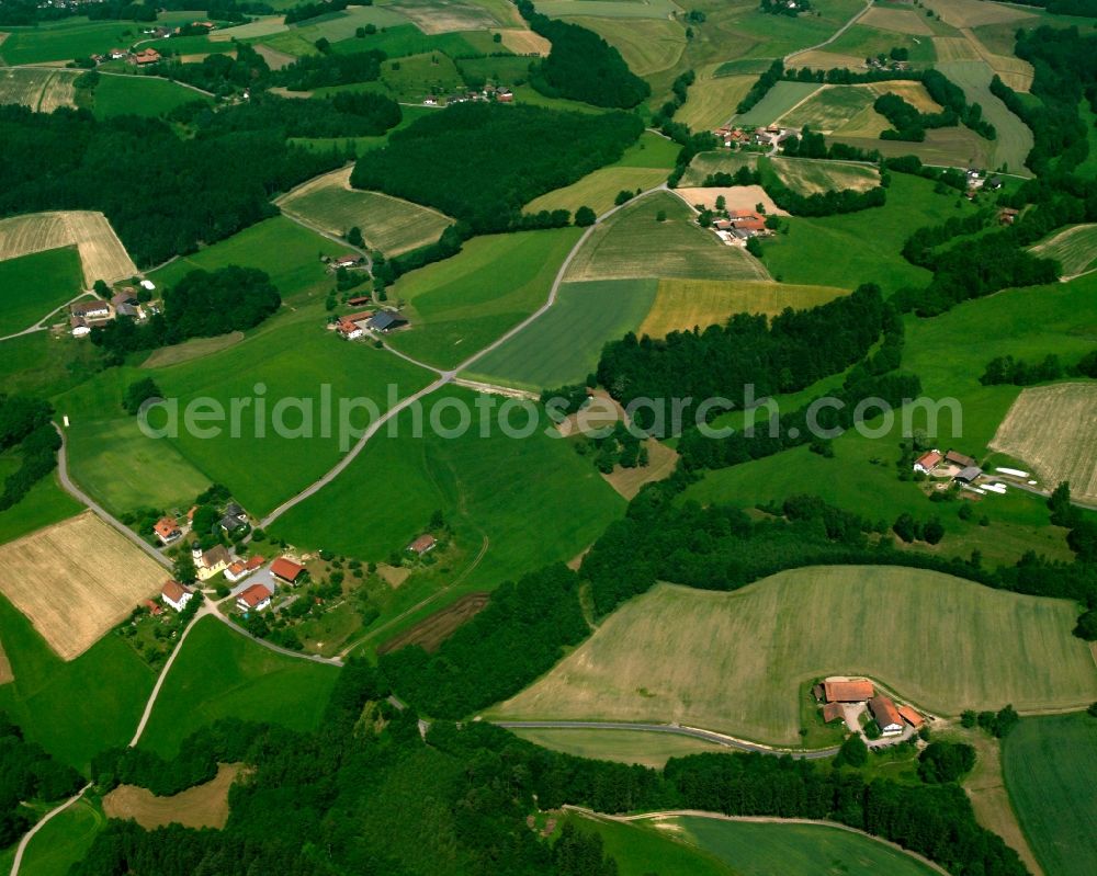 Aerial photograph Weißenberg - Agricultural land and field boundaries surround the settlement area of the village in Weißenberg in the state Bavaria, Germany