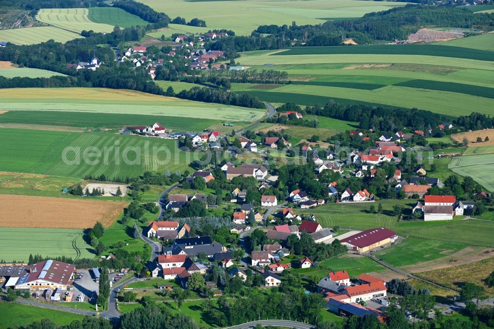 Aerial photograph Wernsdorf - Agricultural land and field boundaries surround the settlement area of the village in Wernsdorf in the state Saxony, Germany