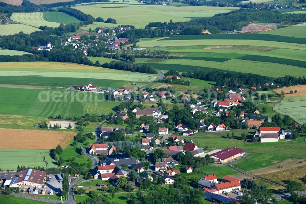 Aerial photograph Wernsdorf - Agricultural land and field boundaries surround the settlement area of the village in Wernsdorf in the state Saxony, Germany