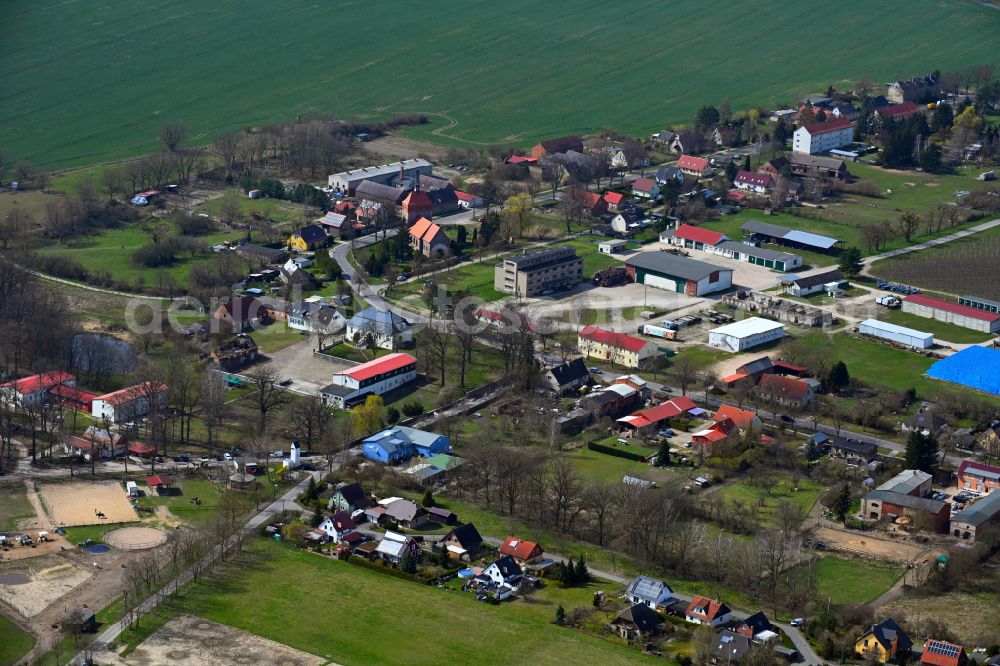 Aerial photograph Wesendahl - Agricultural land and field boundaries surround the settlement area of the village on street Dorfstrasse in Wesendahl in the state Brandenburg, Germany