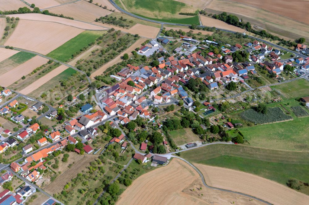 Aerial photograph Weyersfeld - Agricultural land and field boundaries surround the settlement area of the village in Weyersfeld in the state Bavaria, Germany