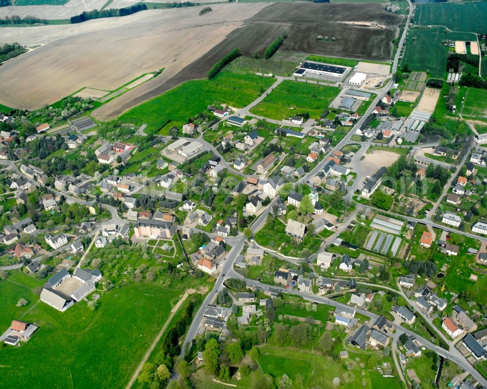 Wiederau from the bird's eye view: Agricultural land and field boundaries surround the settlement area of the village in Wiederau in the state Saxony, Germany