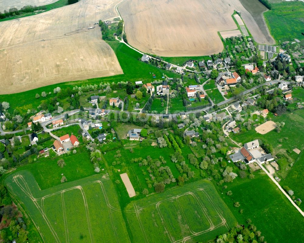 Aerial photograph Wiederau - Agricultural land and field boundaries surround the settlement area of the village in Wiederau in the state Saxony, Germany