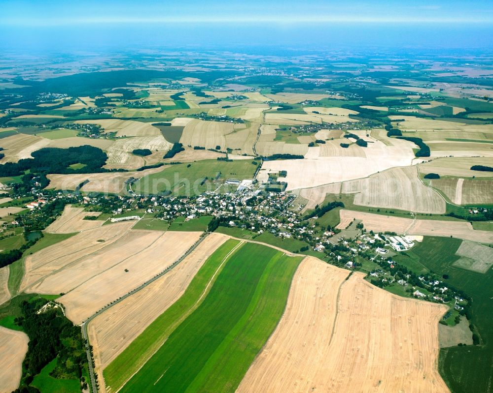 Aerial photograph Wiederau - Agricultural land and field boundaries surround the settlement area of the village in Wiederau in the state Saxony, Germany