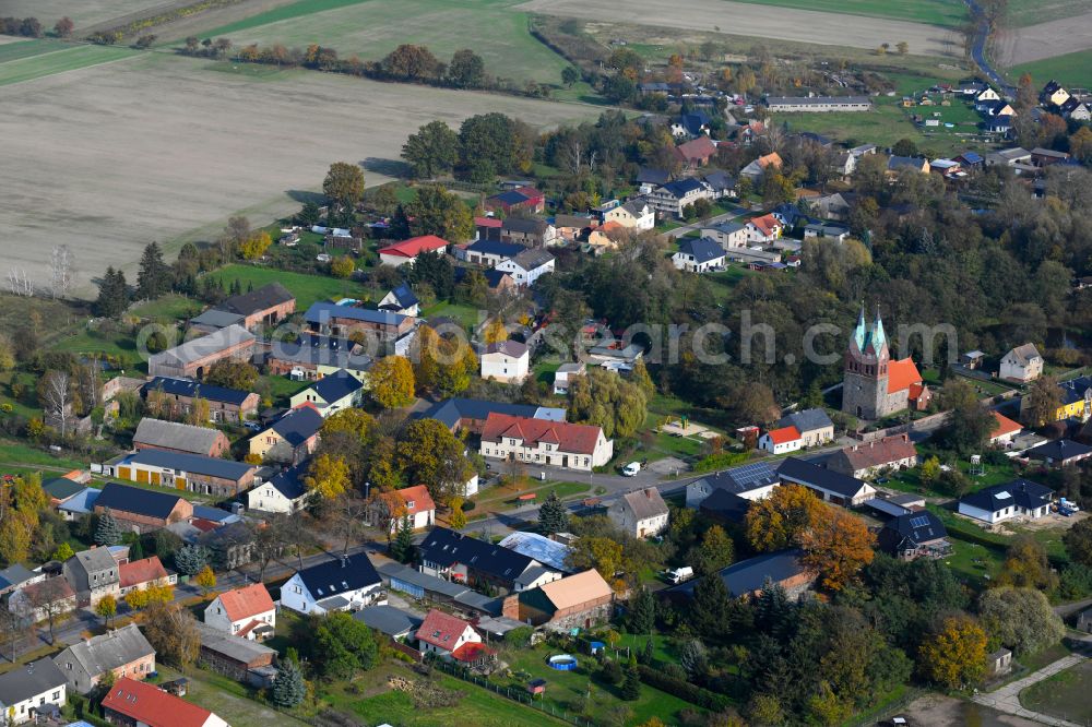 Willmersdorf from the bird's eye view: Agricultural land and field boundaries surround the settlement area of the village in Willmersdorf in the state Brandenburg, Germany